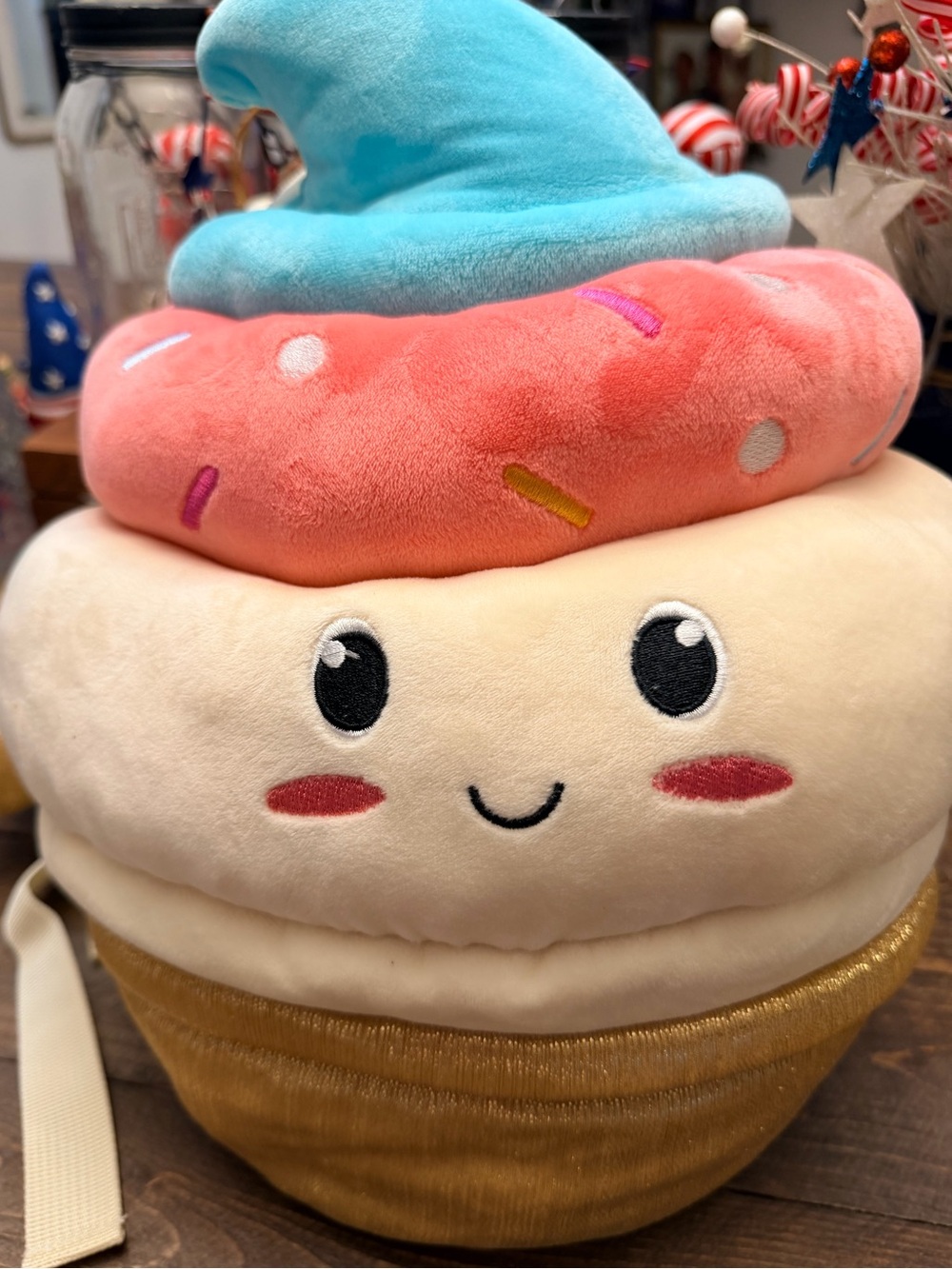 This adorable Smoochy Pals Ice Cream Plush Backpack EUC by Linzy Toy + charm